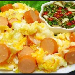 ไข่ขยี้ไส้กรอกราดข้าว