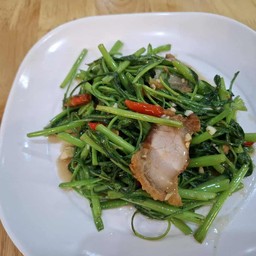 ผัดผักบุ้งหมูกรอบ