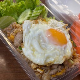 ข้าวผัดหมูฟรีไข่ดาว