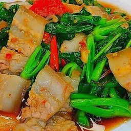 คะน้าสามชั้น ราดข้าว
