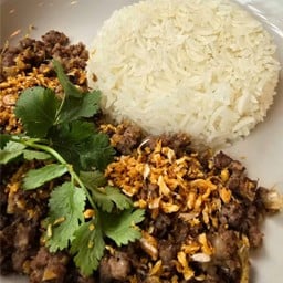 ผัดกระเทียมพริกไทยเนื้อสับไทยวากิว