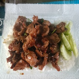 กะเพราเครื่องในไก่