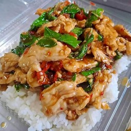 ข้าวหมูชิ้นผัดกระเพรา