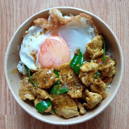 ข้าวหมูผัดพริกแกง ไข่ดาว