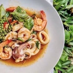 กุ้ง หมึก ผัดโหระพา