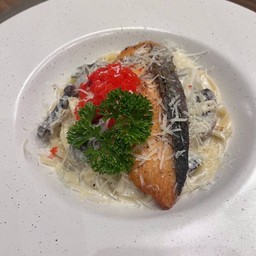 เฟตตูชินี่ซอสครีมเห็ดแซลมอน