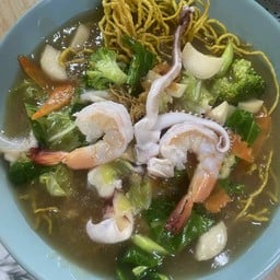 ราดหน้าหมี่กรอบหมู