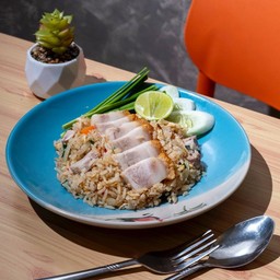 ข้าวผัดหมูกรอบ Fried Rice with Crispy Pork