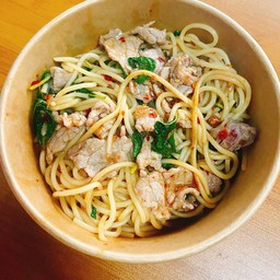 สปาเกตตีกระเพราเนื้อชิ้น