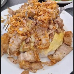 ไข่ข้นหมูกรอบกระเทียมราดข้าว