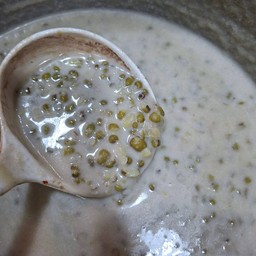 หยกในม่านเมฆ (ถั่วเขียวต้มกะทิ)