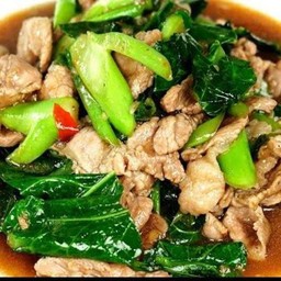 คะน้าหมูนุ่มราดข้าว ฟรีไข่ดาวหรือไข่เจียว