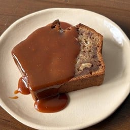 Banana bread (Salted caramel sauce)