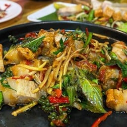 ข้าวผัดฉ่าหมูกรอบ