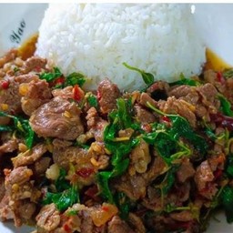 กระเพราเนื้อราดข้าว