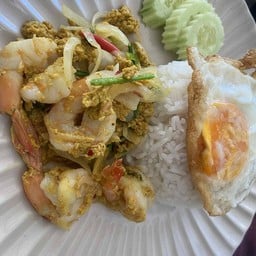 ผัดผงกะหรี่ทะเลราดข้าว