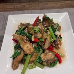 ปลากระพงผัดขึ้นฉ่าย