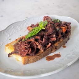 เบบี้ออคโทปุสเสิร์ฟบนขนมปังทัสคานี