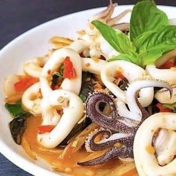 หมึกผัดโหระพา