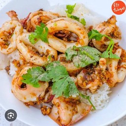 ปลาหมึกกระเทียมพริกไทย ราดข้าว