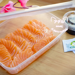 แซลมอน ซาชิมิ พร้อมเสิร์ฟครับ