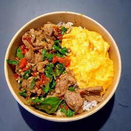 ข้าวราดกะเพราเนื้อไข่ข้น