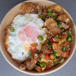 ข้าวหมูกรอบคั่วพริกเกลือไข่ดาว