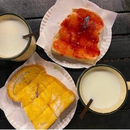 นมสดขนมปังปิ้งชุดอิ่มคู่