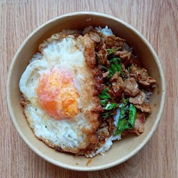 ข้าวกะเพราเนื้อไข่ดาว