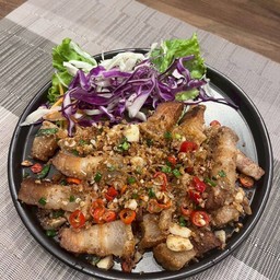 หมูกรอบผัดพริกเกลือ