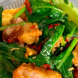 ข้าวราดผัดคะน้าหมูกรอบ