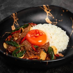 ข้าวกะเพราหมูคุโรบูตะ ไข่ดอง