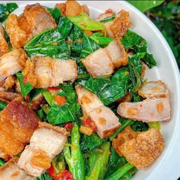 คะน้าหมูกรอบราดข้าว ฟรี ไข่ดาวหรือไข่เจียว🐣