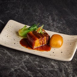 หมูตุ๋นคาราเมลหมั่นโถว