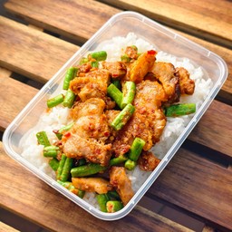 ผัดพริกแกงถั่วฝักยาว หมูกรอบ