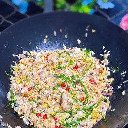 ข้าวผัดน้ำพริกกะปิปลาทูชะอมใส่ไข่