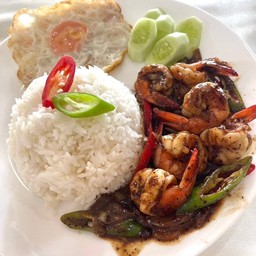 ข้าวกุ้งผัดซอสพริกไทยดำ ไข่ดาว