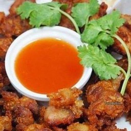 ไก่ทอดน้ำปลาพริกกะปิผักสดข้าวสวย