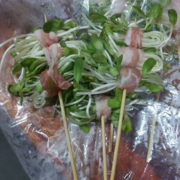 หมูพันต้นอ่อนทานตะวัน