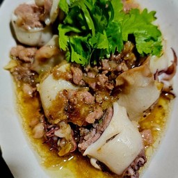 ปลาหมึกยัดไส้หมูสับผัดกระเทียม (กับข้าว)