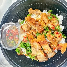 ข้าวราดผัดกะเพราหมูกรอบ