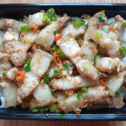 หมูสามชั้นคั่วพริกเกลือราด ข้าวพิเศษ