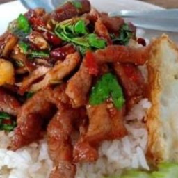 กระเพราหมูแดดเดียวราดข้าว