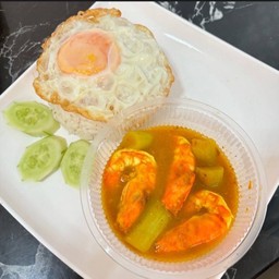 ข้าวแกงส้มกุ้งออดิท + ไข่ดาว
