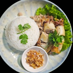 ปลาหมึกยัดไส้หมูสับผัดกระเทียม (ราดข้าว)