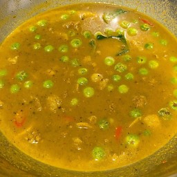 แกงเนื้อหรือหมูใส่มะเขือพวง