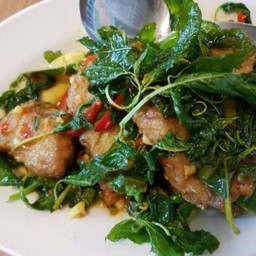 ผัดกระเพรา ไข่เยี่ยวม้า และ หมูกรอบ โรยใบกระเพรากรอบ ราดข้าว (เมนูใหม่)