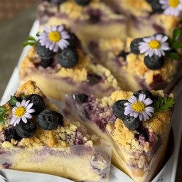 Blueberry Crumble Cheesecake