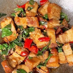 กะเพราหมูสามชั้นราดข้าวพริกแห้ง