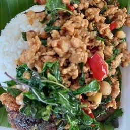 กะเพราหมูสับ/เครื่องในไก่